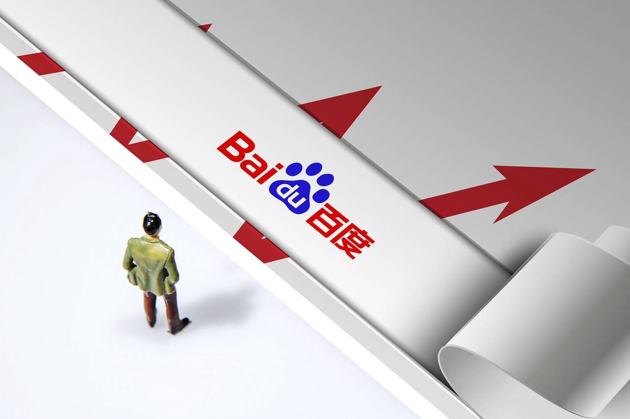 女子穿厘米高跟鞋轻松爬岩壁